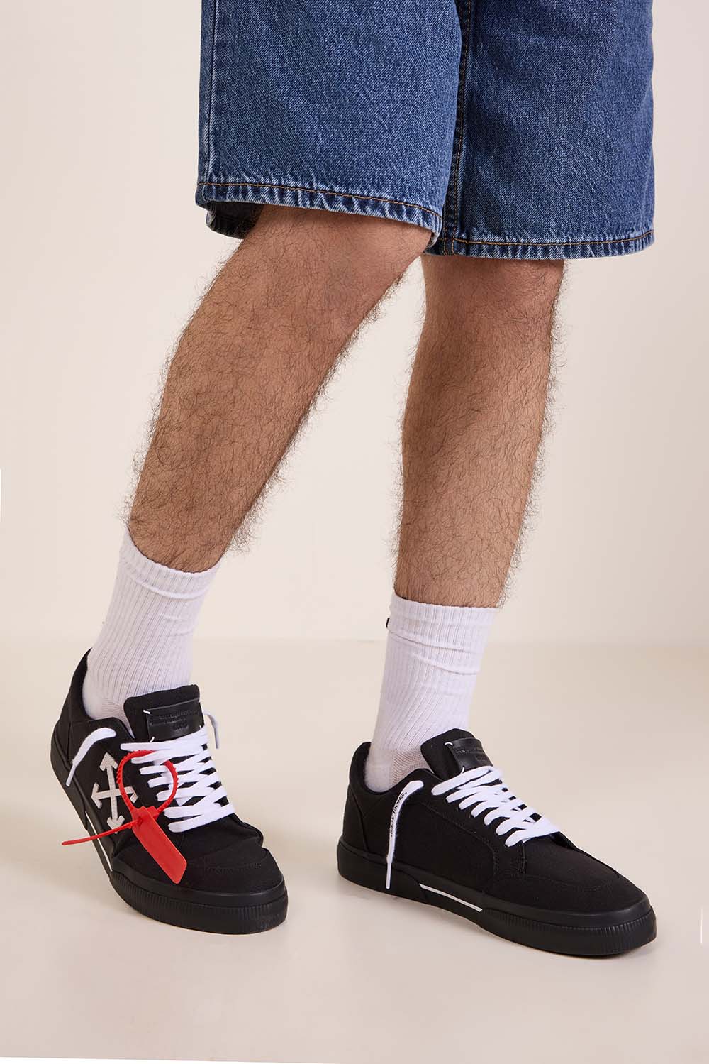 תמונת כל הלוק של נעלי סניקרס